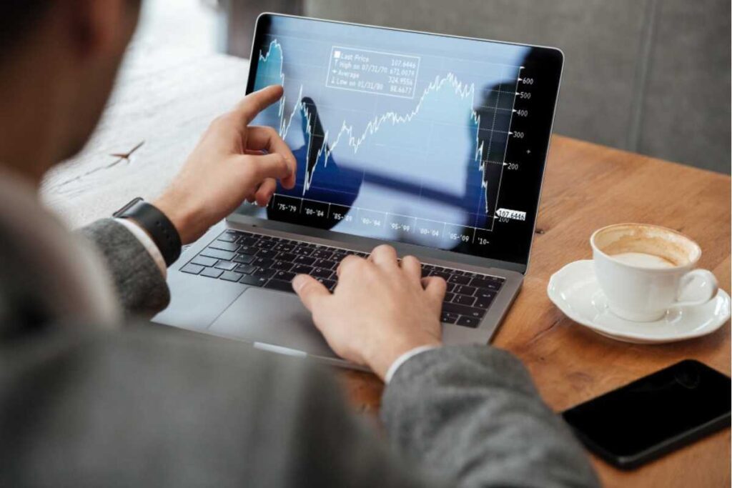 Primeiros passos nos investimentos: como entrar no mercado financeiro já no estágio Primeiros passos nos investimentos: como entrar no mercado financeiro já no estágio